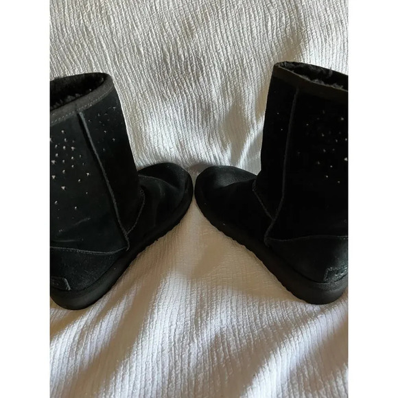 UGG Women’s 6 Black Stars Sheep Skin Fur Lined Classic Short 2 Comfy Comfy Boot - Picture 5 of 11